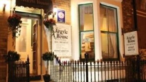 Un edificio con un cartel que dice "Argyle House".