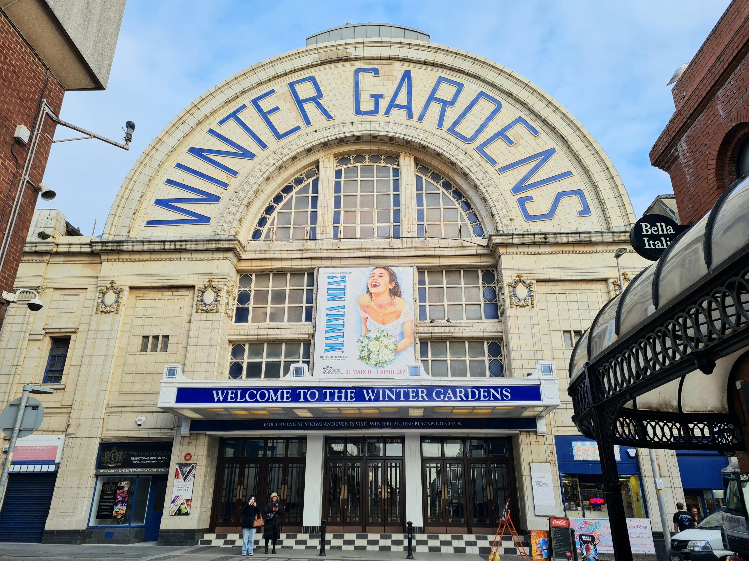 Exterior del teatre Winter Gardens amb un gran tendal que mostra un cartell de 'Mamma Mia!'.