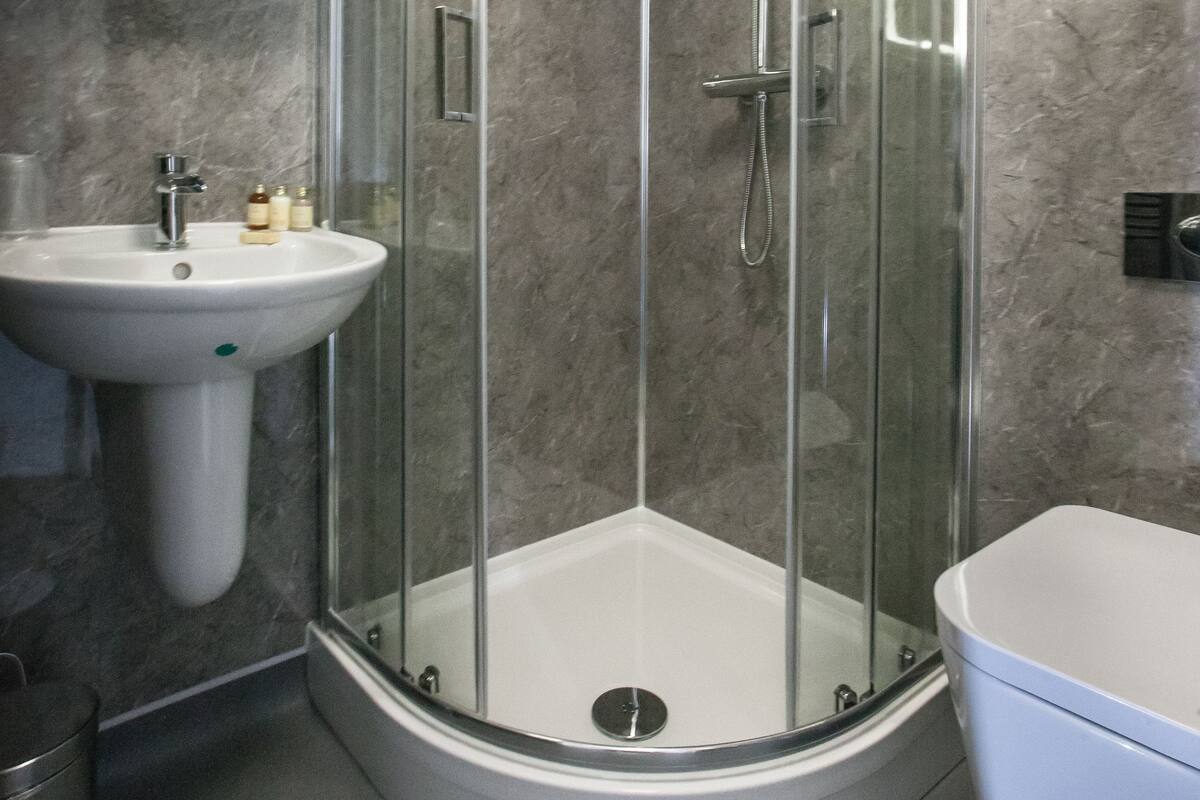 Ensemble douche/baignoire, articles de toilette gratuits, sèche-cheveux