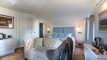 Suite Junior | Coffres-forts dans les chambres, fer et planche Ă repasser