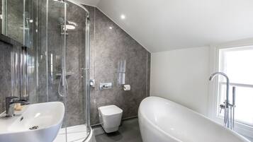 Junior Suite | Bathroom | Combined shower/bathtub, free toiletries, hair dryer