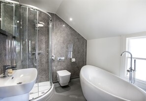 Junior suite | Badkamer | Een bad/douchecombinatie, gratis toiletartikelen, een haardroger
