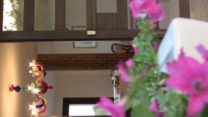 A room with a brick wall, a wooden ceiling, and a window with blinds. - Il Corbezzolo (Cupra Marittima)