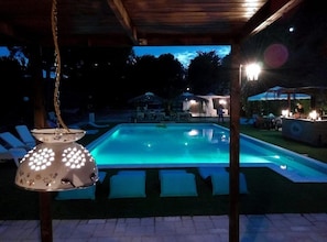 Piscina externa, espreguiçadeiras