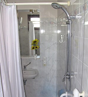 Traditional Double Room, Terrace | Bathroom | Shower, hair dryer, bidet, towels - Il Corbezzolo (Cupra Marittima)