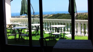 A balcony with outdoor seating and a view of the sea. - Il Corbezzolo (Cupra Marittima)