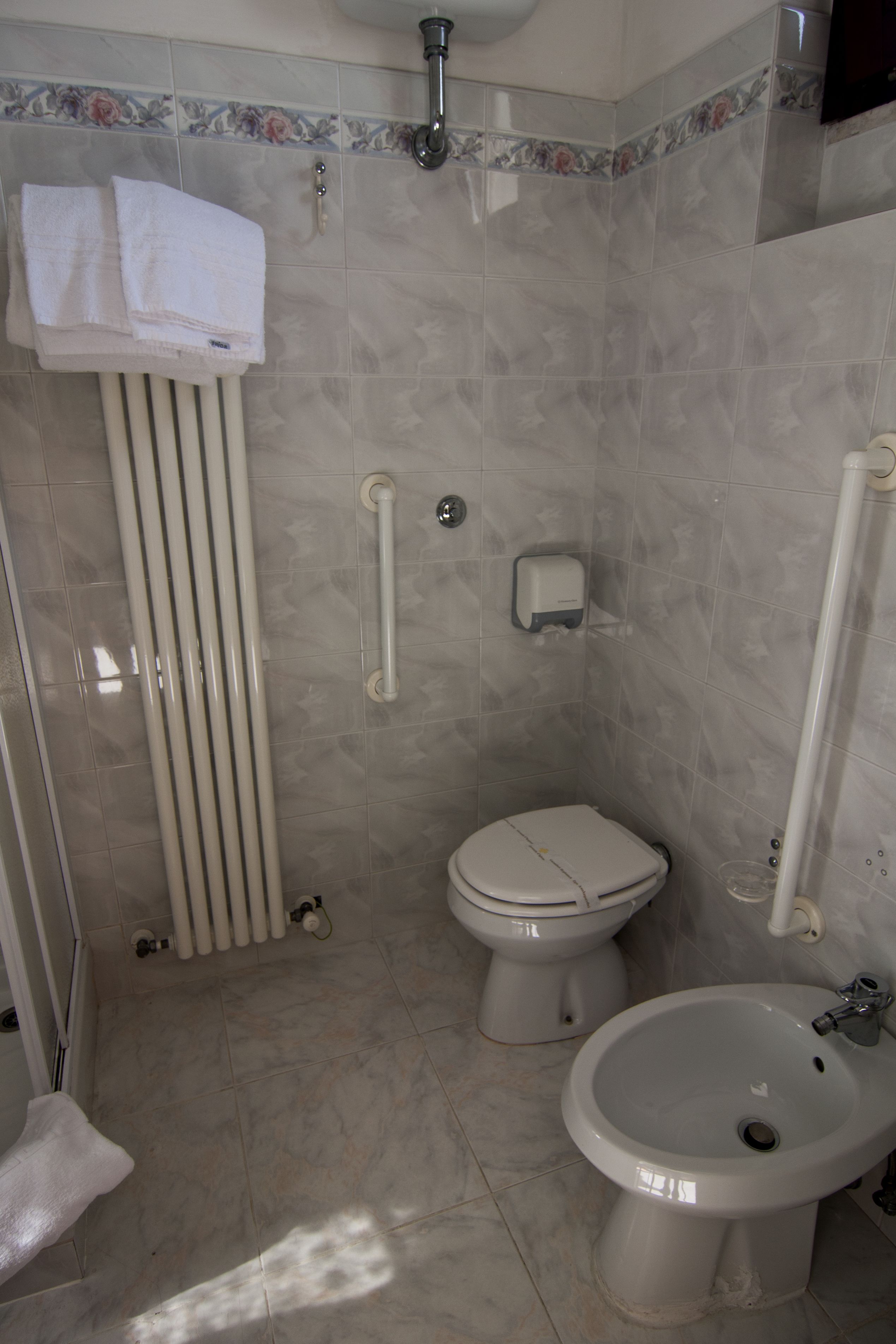 Ein Badezimmer mit Toilette, Bidet und Waschbecken.