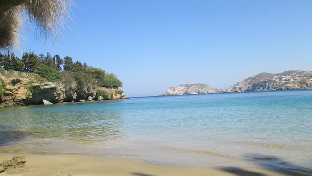 A beach with clear water, sandy shore, and rocky cliffs. - Marianna Hotel Apartments (Malevizi)