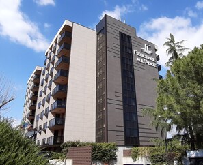 Un moderno edificio de hotel con un letrero llamativo que dice "RESIDENCE ALL'ADIGE".