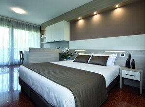 Studio | In-room safe, desk, laptop workspace, blackout drapes