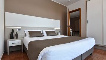 Appartamento, 1 camera da letto (con 1 camera da letto) | 1 camera, una cassaforte in camera, una scrivania, postazione laptop