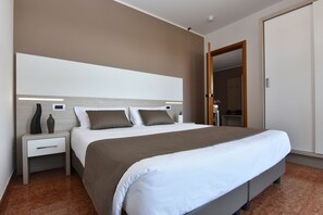 Lägenhet - 1 sovrum (con 1 camera da letto) | Värdeförvaringsskåp på rummet, skrivbord och arbetsyta för laptop