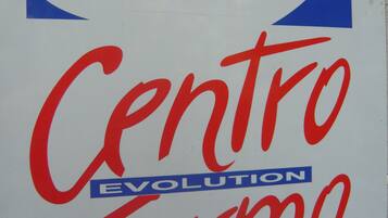 Segnaletica con il testo 'Centro Forma' e 'Evolution' in rosso e blu.