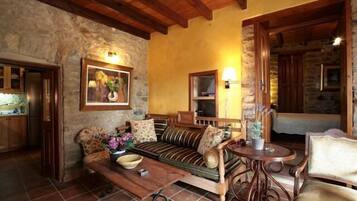 Casa, 1 habitación (Smaragda) | Sala de estar | Televisión de pantalla plana de 38 pulgadas con canales por cable