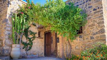 Vista frontal de la propiedad