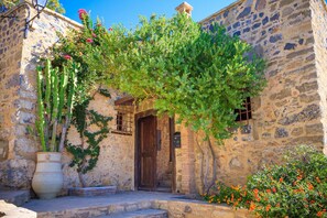 Front of property - Dorovinis Country Houses (Ierapetra)