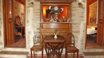 Villa Supérieure, vue mer (Persephone) | Salle de séjour | Télévision à écran plat de 38 pouces avec chaînes par câble, télévision