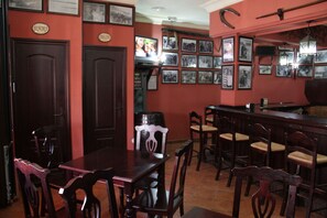 Bar (on property) - Hostal Pechi (Huevar del Aljarafe)