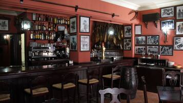 Bar (trong khuôn viên)