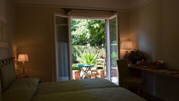 Edredons de pluma, frigobar, cofres nos quartos, escrivaninha