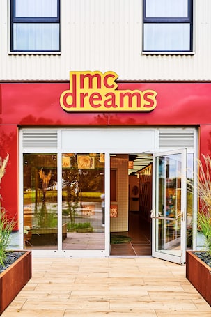 Property entrance. McDreams Hotel München Messe