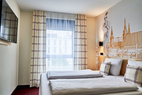 Comfort szoba kĂ©tszemĂ©lyes ĂĄggyal | ĂrĂłasztal, hangszigetelĂ©s Ă©s vasalĂł/vasalĂłdeszka