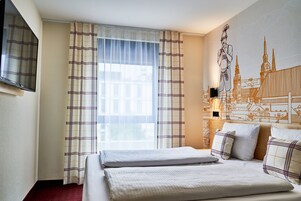 Habitación Confort doble | Escritorio, sistema de insonorización, tabla de planchar con plancha