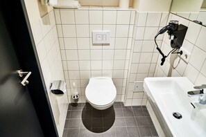 Douche, sèche-cheveux, serviettes fournies