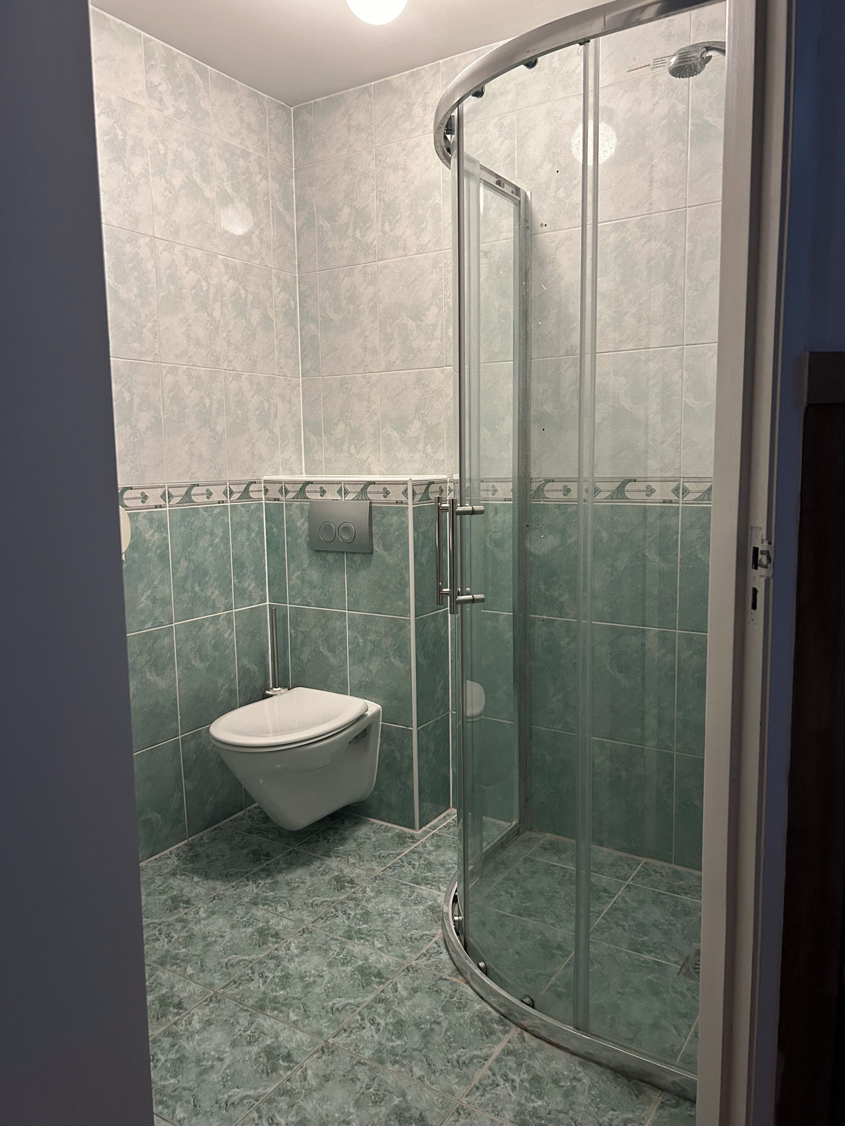 comfort twin room | bathroom | shower, free toiletries, hair dryer, towels