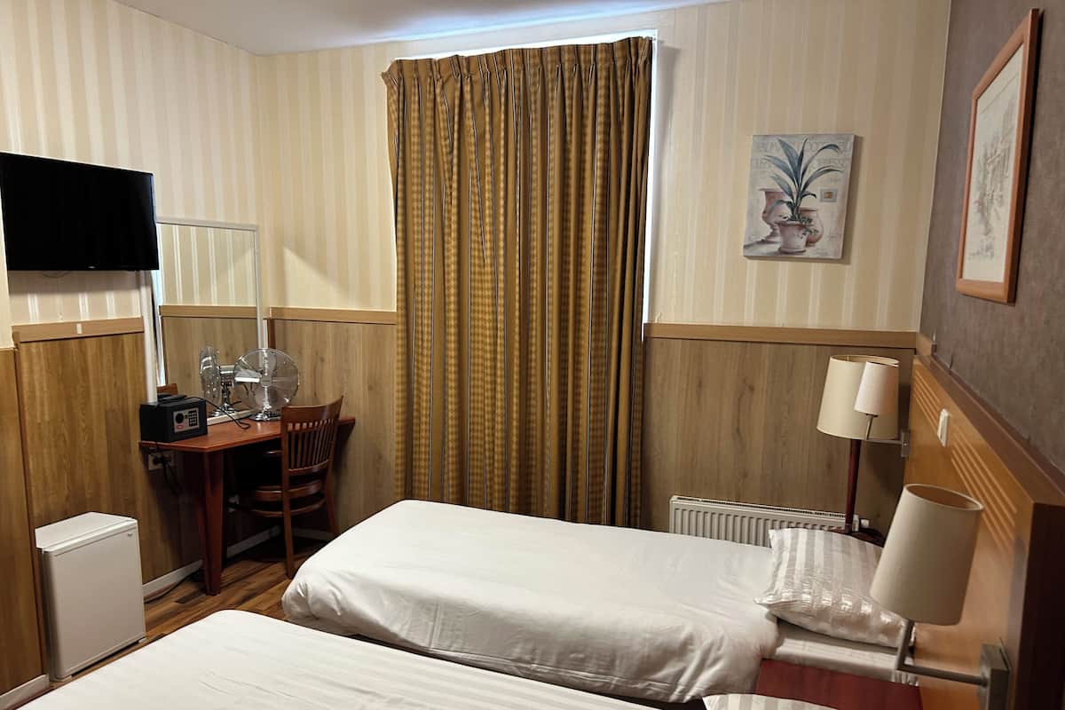 Standaard kamer, 2 eenpersoonsbedden | 1 slaapkamer, een kluis op de kamer, gratis wifi, beddengoed