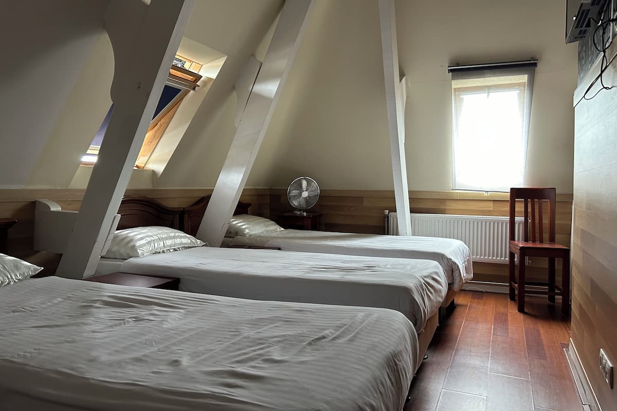 Standaard driepersoonskamer, 3 eenpersoonsbedden | 1 slaapkamer, een kluis op de kamer, gratis wifi, beddengoed