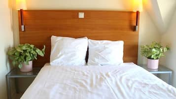 Standard Room, 1 Double Bed | 1 bedroom, in-room safe, free WiFi, bed sheets