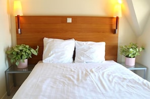 Habitación estándar, 1 cama matrimonial | Caja de seguridad en la habitación, wifi gratis y ropa de cama 