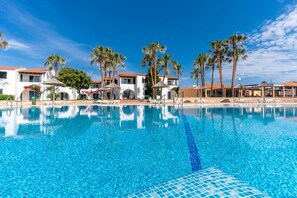 Piscina externa sazonal, guarda-sóis, espreguiçadeiras