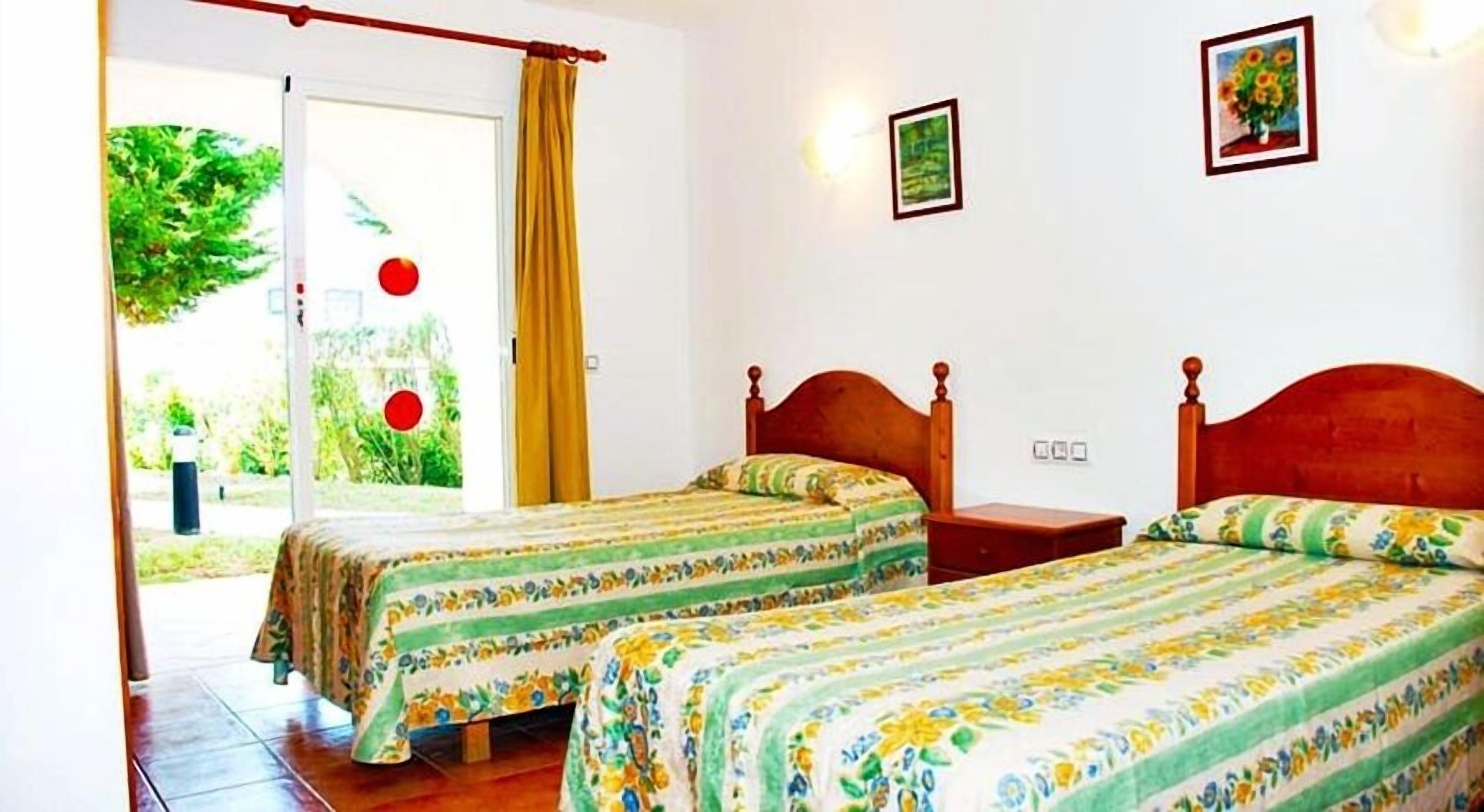 1 bedroom, in-room safe, cribs (free), bed sheets