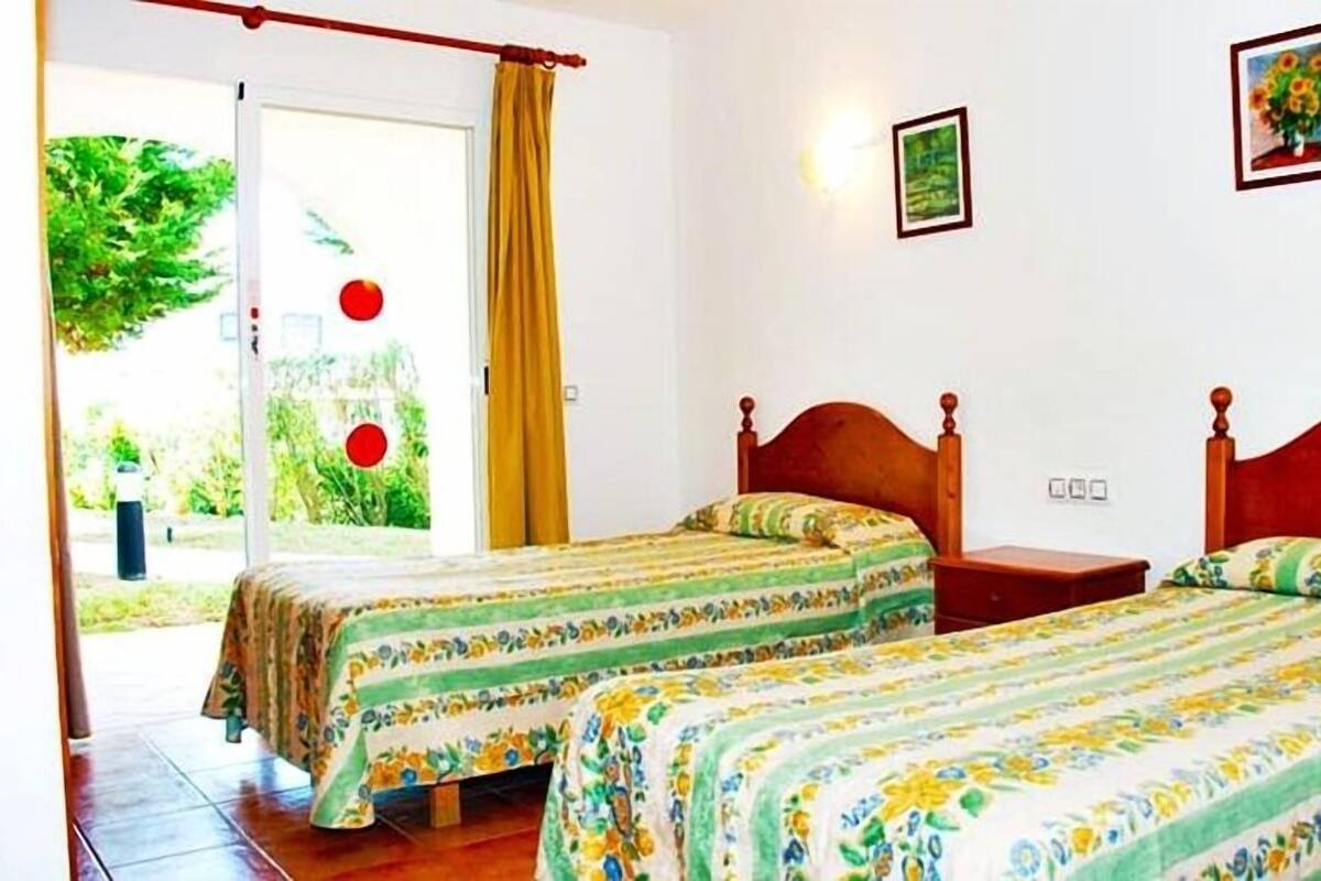 1 bedroom, in-room safe, cribs (free), bed sheets