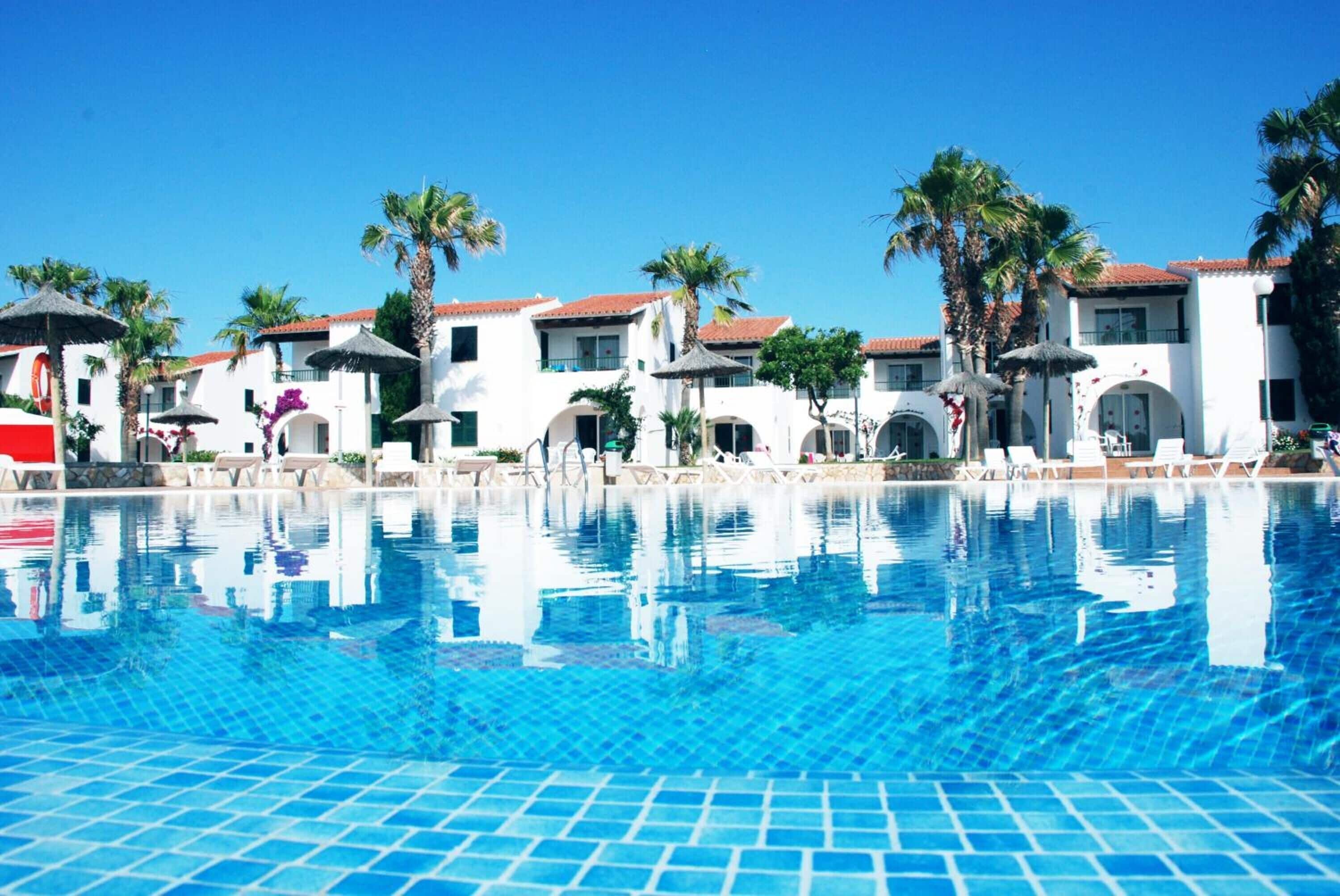 Piscine extérieure (ouverte en saison), parasols de plage