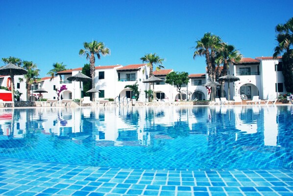 Seasonal outdoor pool, pool umbrellas, sun loungers