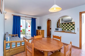 Fridge, stovetop, coffee/tea maker, cookware/dishes/utensils - Apartamentos Vistapicas (Ciutadella de Menorca)