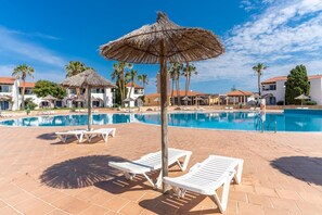 Piscina externa sazonal, guarda-sóis, espreguiçadeiras