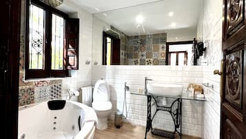Deluxe Studio Suite | Bathroom