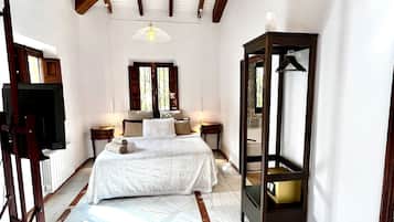 Deluxe Studio Suite | Down comforters, in-room safe, free WiFi, bed sheets