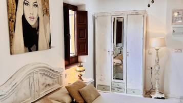 Deluxe tweepersoonskamer | Donsdekens, een kluis op de kamer, gratis wifi, beddengoed