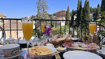 Daily cooked-to-order breakfast for a fee