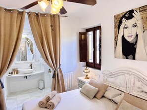 Deluxe Double Room | Down duvets, individually decorated, individually furnished - Hotelito Suecia (Granada)