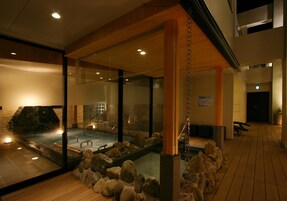 Indoor spa tub