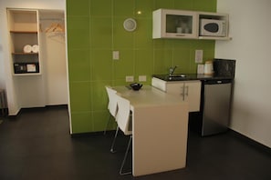 Microwave, coffee/tea maker, electric kettle, cookware/dishes/utensils - Roberta Rosa de Fontana Suites (Rosario)