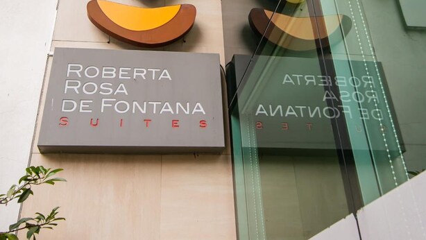 A hotel entrance with a sign for 'Roberta Rosa de Fontana Suites'. - Roberta Rosa de Fontana Suites (Rosario)