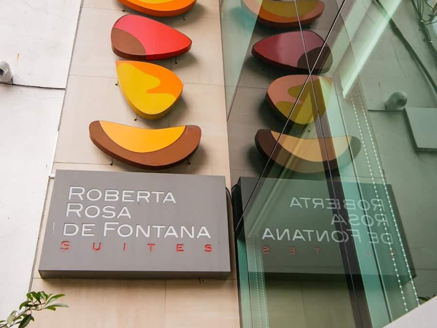 Frigobar, cofres nos quartos, escrivaninha, quartos à prova de som