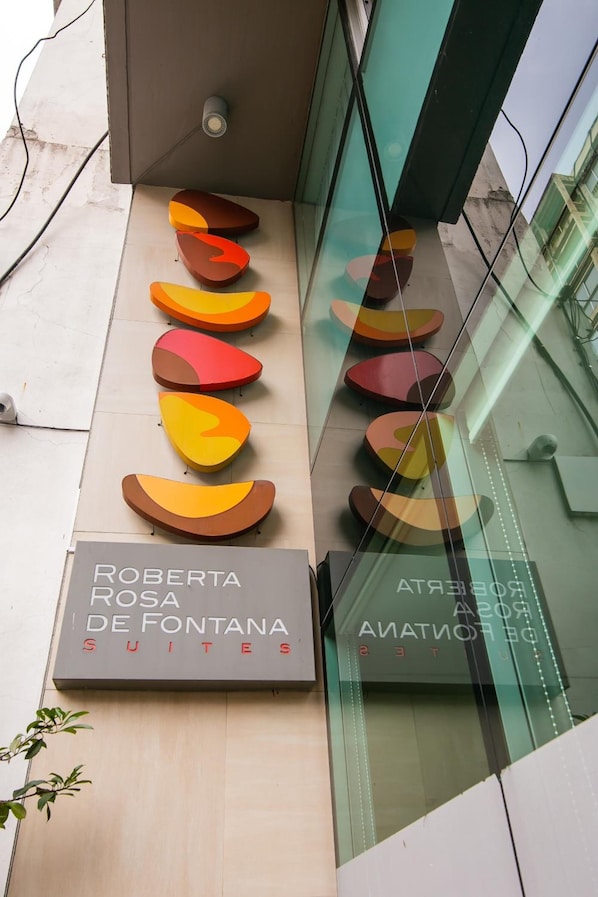 Minibar, in-room safe, desk, soundproofing - Roberta Rosa de Fontana Suites (Rosario)